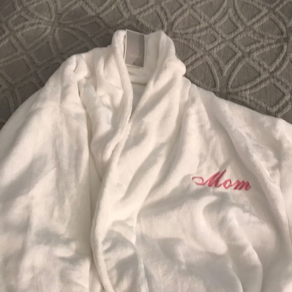 NWT Luxurious White Robe with “Mom”